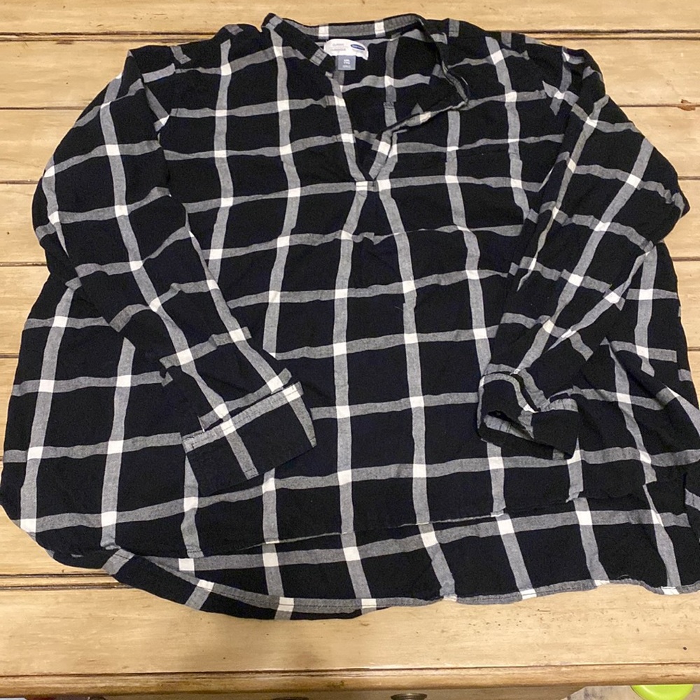 Old Navy black and white plaid long sleeve flannel. Women’s size xxl. GUC.